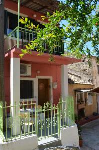 a house with a fence in front of it at Casa Di Mama in Valaneíon