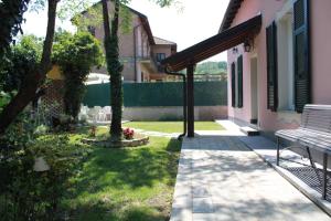 a yard with a bench and a fence at Praga in Serravalle Scrivia