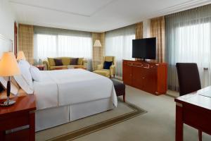 Televízia a/alebo spoločenská miestnosť v ubytovaní The Westin Zagreb