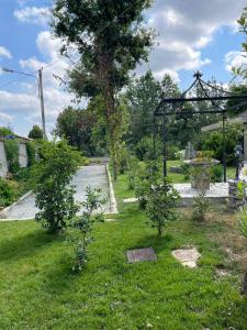 um jardim com um gazebo na relva em Villa Martini dei Rossi em Sanfrè