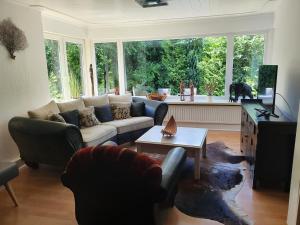 a living room with a couch and a table at Caron in Böhl