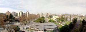 una vista aérea de una ciudad con un edificio en La Recova de La Boca en Buenos Aires
