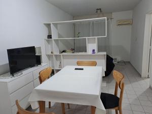布宜諾斯艾利斯的住宿－La Recova de La Boca，一间配备有白色桌椅的用餐室