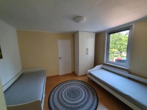 a room with two beds and a window at Caron in Ording