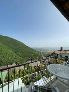 a balcony with a table and chairs and a view at Casa San Giacomo in Poggio Bustone