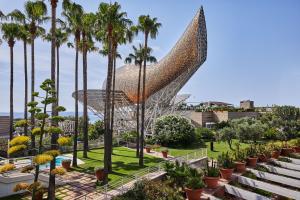 バルセロナにあるホテル アーツ バルセロナのヤシの木の建つ建物の眺め