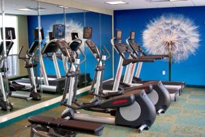 un gimnasio con un montón de máquinas de cardio en SpringHill Suites by Marriott Corpus Christi, en Corpus Christi