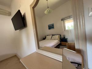 TV a/nebo společenská místnost v ubytování Nesèa Apartment Faliraki