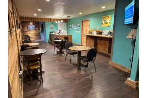 A restaurant or other place to eat at Love Hotels Badlands National Park at Kadoka SD