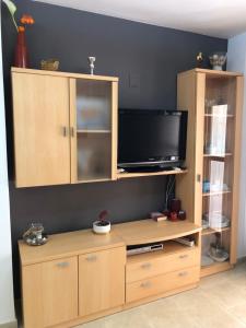 Telewizja i/lub zestaw kina domowego w obiekcie Apartamento junto al mar Los Marineros con acceso independiente por terraza