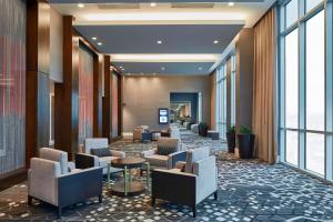 ナッシュビルにあるSpringHill Suites by Marriott Nashville Downtown/Convention Centerのロビー(椅子、テーブル、窓付)