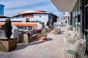 eine Terrasse mit Sofas und Stühlen auf einem Gebäude in der Unterkunft SpringHill Suites by Marriott Nashville Downtown/Convention Center in Nashville