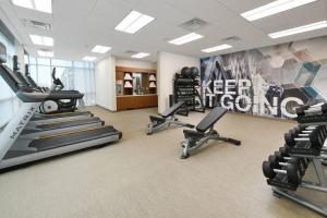 een fitnessruimte met loopbanden en hometrainers in een kamer bij SpringHill Suites Dallas DFW Airport South/CentrePort in Fort Worth