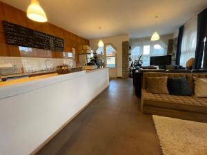バラトンボグラールにあるBestapartmanのカウンター付きのレストラン、ソファ付きの客室を提供しています。