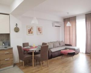 een woonkamer met een bank en een tafel bij Skopje Center City Apartment 3 in Skopje