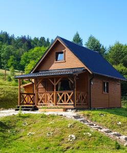 uma grande cabina de madeira com um telhado preto em Chata Rafusa pod Śnieżnikiem em Stronie Śląskie