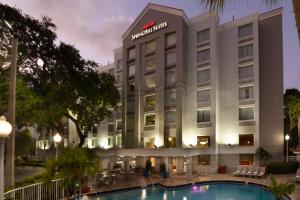 SpringHill Suites Fort Lauderdale Airport في دانيا بيتش: تقديم ساحة الفندق في الليل