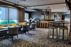 a restaurant with tables and chairs and a bar at SpringHill Suites Danbury in Danbury