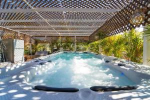 a jacuzzi tub in the middle of a patio at South Star Suites in Eilat