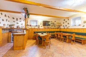 Reštaurácia alebo iné gastronomické zariadenie v ubytovaní Penzion Chlustov