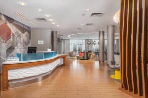 an office with a lobby with a reception desk at SpringHill Suites by Marriott Downtown Chattanooga/Cameron Harbor in Chattanooga