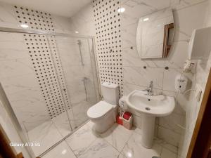 A bathroom at AYDER Nazlı çiçek apart