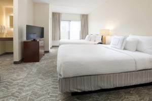 Postel nebo postele na pokoji v ubytování SpringHill Suites Dallas Addison/Quorum Drive