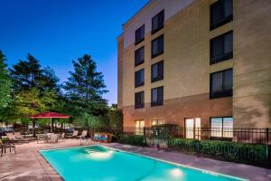 Bazén v ubytování SpringHill Suites Dallas Addison/Quorum Drive nebo v jeho okolí