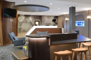 TV a/nebo společenská místnost v ubytování SpringHill Suites Dallas Addison/Quorum Drive