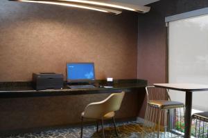 TV a/nebo společenská místnost v ubytování SpringHill Suites Dallas Addison/Quorum Drive