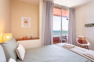 - une chambre avec un lit et une vue sur l'océan dans l'établissement Spectacular Beachfront Loft-Style CASA CORINA II, à El Médano