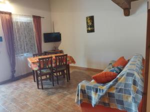 - un salon avec un canapé et une table dans l'établissement Agriturismo le cascine, à Castel di Tora