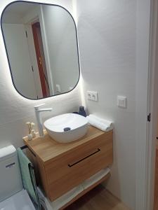 W łazience znajduje się umywalka i lustro. w obiekcie Apartamento Granada-Ronda w Grenadzie