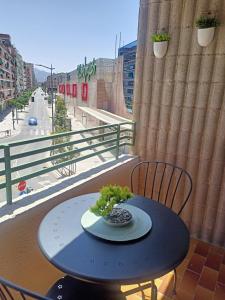 einen Tisch mit einem Teller auf dem Balkon in der Unterkunft Apartamento Granada-Ronda in Granada