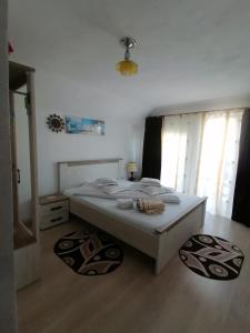 Ένα ή περισσότερα κρεβάτια σε δωμάτιο στο Casa Meresanu