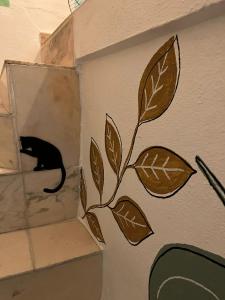 un gato negro en una casa de gatos en una pared en A Casa do Mestre Lau - no coração do Alentejo, en Terena