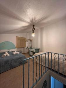 1 dormitorio con 1 cama y balcón en A Casa do Mestre Lau - no coração do Alentejo, en Terena
