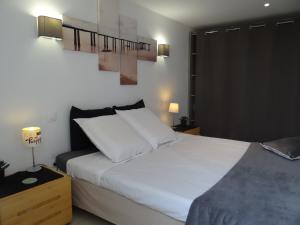 モントレアルにある37 au soleilのベッドルーム(白いシーツを使用した大型ベッド1台付)