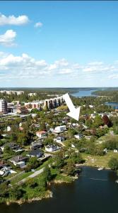 un aereo che vola sopra una città con un lago di R apartment in Kungsängen a Kungsängen