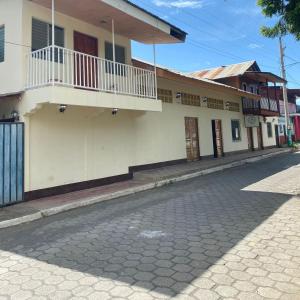 uma rua vazia em frente a um edifício em Hostal Casa Bonita Ometepe em Rivas