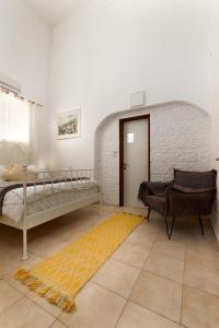 una camera con un letto e un tappeto giallo di הסמטה של יפו a Tel Aviv