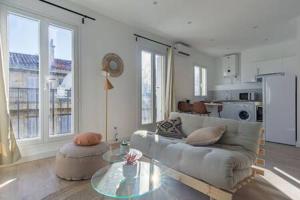 a living room with a couch and a glass table at Le Albrand - Joliette - St Charles - Vieux Port in Marseille