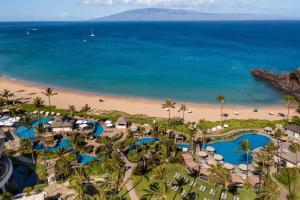 z powietrza widok na ośrodek i plażę w obiekcie Sheraton Maui Resort & Spa w mieście Lahaina