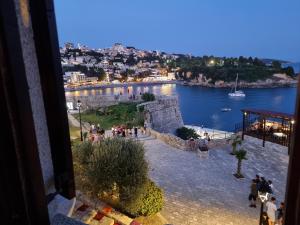 uma vista a partir de uma janela de uma cidade e um corpo de água em Hotel Kulla e Balshajve em Ulcinj