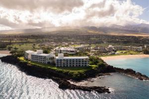 z powietrza widok na ośrodek na wyspie na oceanie w obiekcie Sheraton Maui Resort & Spa w mieście Lahaina