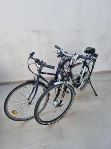 dos bicicletas estacionadas una al lado de la otra en una habitación en Business class, en Hagenbach