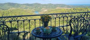 een tafel met een vaas op het balkon bij Villa Panorama Ishem in Durrës