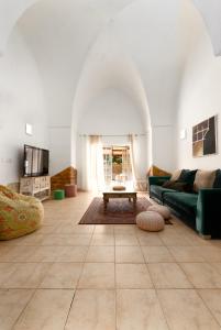 הסמטה של יפו في تل أبيب: غرفة معيشة مع أريكة خضراء وطاولة