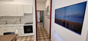 eine Küche mit einem großen Flachbild-TV an der Wand in der Unterkunft Residence Euromare in Cesenatico