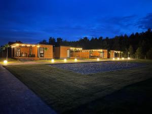 una casa iluminada por la noche con luces en Sun House 